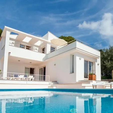 Con Piscina En Cala Galdana Villa
