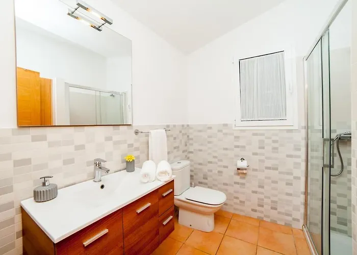 Villa Con Piscina En *