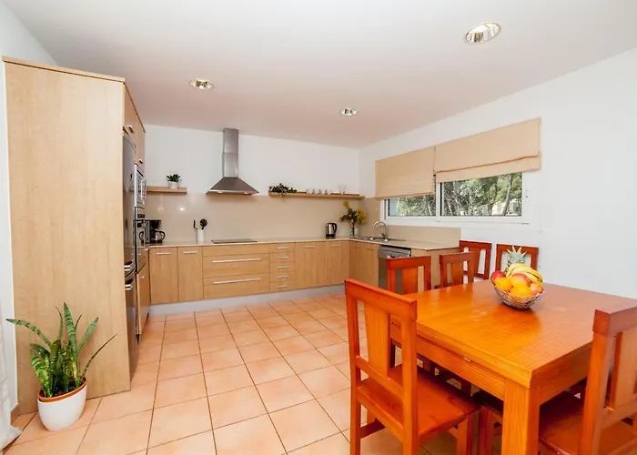 Con Piscina En Villa