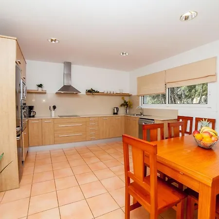 Con Piscina En Villa