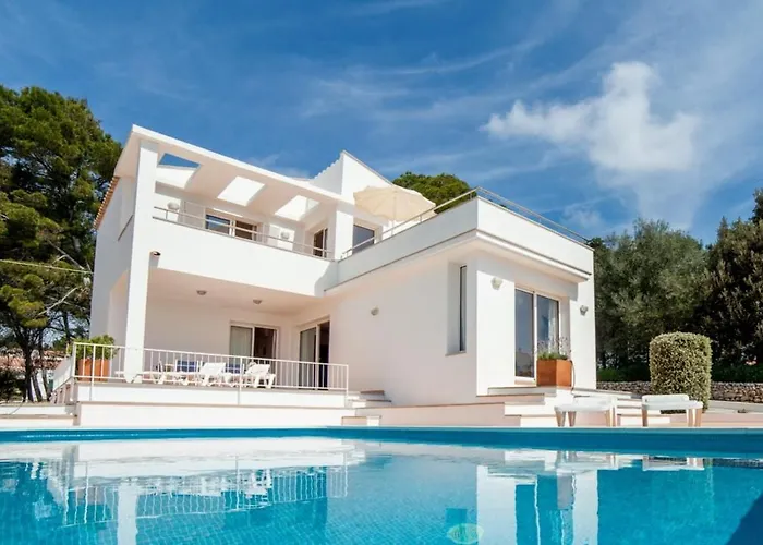 Con Piscina En Villa