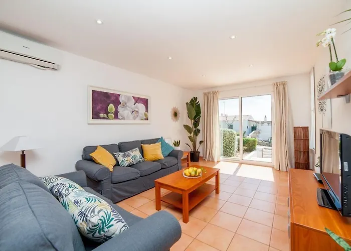 Con Piscina En Villa *